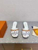 Lv X Tm 路易威登X村上隆联名6Am 系列 白三彩 平底 凉拖鞋 原版购入开发 做货 本款 6Am 凉拖出自路易威登 X 村上隆再版系列，为全幅 Mono