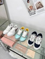 p300 Miumiu缪缪透气网布休闲鞋2025春夏新款英伦风系带Miumiu秀场工艺来自Miu Miu系列的细节特写 新季的潮流要素一 与此刻挚爱的概念，多元