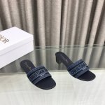 平底 粗跟 Dio'R 24新款女拖鞋 ，字母logo立体刺绣凉鞋 鞋面：鞋面原版一致高温水溶棉质电绣科技面料 内里：水染羊皮内里 大底：意大利真皮大底 跟高：