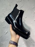 出厂价： 普拉达：男款系带德比鞋，购入原版一比一开发，大底一比一私家开模：面料采用进口开边珠，内里牛皮，垫脚牛皮，底高5cm，大底原版橡胶底，码数：39-46码