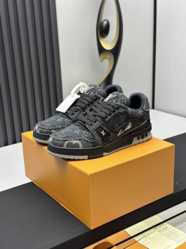工厂直销 顶级版本 LV-路易威登-经典走秀新款空胶工艺 原版1：1开发复刻！！上脚非常舒适 奢侈用料，做工精细，中底印有欧洲制造英文字母鞋面由意大利进口小牛皮