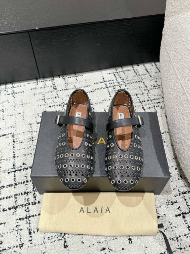 ALAIA 阿莱亚 25 春夏 最新 冲孔钉钉单鞋满满的少女风、既摩登又复古的味道！非常的简约大气 不管是半身裙、连衣裙还是牛仔裤、它都能成为点睛之笔！法国高端