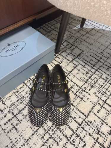 工厂Prada 25Ss 普拉达秋冬新品 实力来袭 玛丽珍钻饰单鞋 芭蕾舞鞋超级爆系列爆品，各大网红明星乔欣，程潇，同款圆头三角扣 玛丽珍单鞋 ！时髦百搭nic