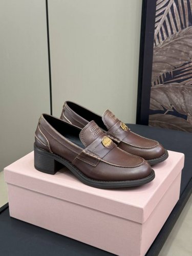 Miu Fw24 New Arrival～ Miumiu终于出了高度非常妥的粗跟金币乐福鞋 之前出的粗跟高度有些高8Cm 今年秋冬这款是5Cm 高度非常合适，而