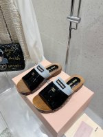 高品质出厂 包含一双半袜 miumiu*2025ss缪缪春夏新款平底小牛皮凉鞋拖鞋zp开发 原版拆卸，细节对版秒杀市面普通版本，miumiu真的太少女啦！皮质超