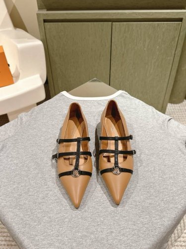 路易威登 225 LV Cruise女鞋 早春新款绝美尖头小跟鞋这一季太让人惊喜了，时尚界久违的极简之美，多巴胺配色毫不费力的优雅风来袭时髦精致绝美穿上就是仙飘