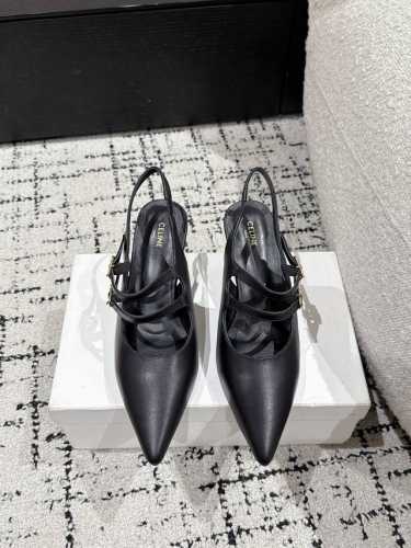 Celine 赛琳 25 早春新款 春夏新品 尖头 双排扣 凉鞋 非常高级的一款凯旋门五金扣设计极具品牌辨识度，超级好看百搭，好少女 鞋面：进口漆皮 牛皮 内里