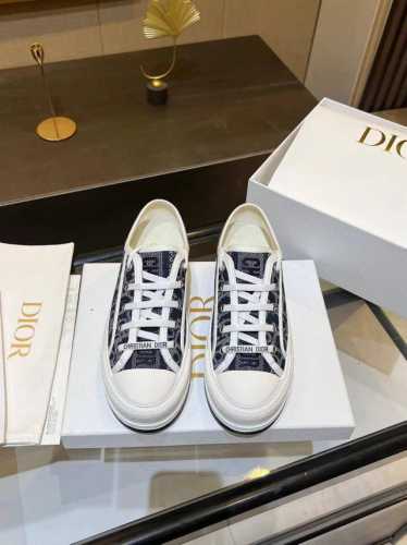 Dior迪奥2024Walk'n系列 牛仔刺绣厚底帆布鞋 休闲运动鞋原版购入开发 做货 这款 Walk'n'Dior 厚底运动鞋是一款时尚单品，提升该系列的格调