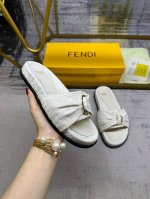 Fendi最新爆款平底拖鞋，配以打结系带，金色饰面金属件，Ff提花布料材质，面料全包鞋垫配同色羊皮垫脚，35-45码，跑量价