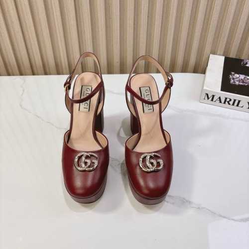 Gucci 25S春夏新品双G钻扣恨天高防水台高跟鞋G家在体现高级感这块 总让人大写的服气看起来蛮简单的款式 但上脚就莫名很高阶 非常性感让你轻松搭配尽显各种风