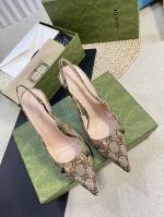 Gucci 24ss春夏新款 G家尖头马衔扣V型系列，经典再现，简约设计高雅品质，鞋面以羊皮双G布材料匠心打造，鞋面缀饰亮眼的经典马衔扣，后带着釆用松紧带设计，