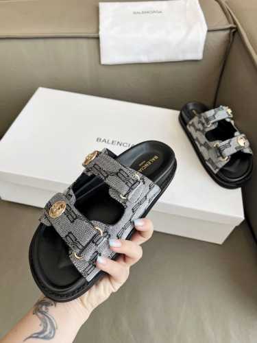 2025春夏BALENCIAGA 巴黎世家 爆款推荐这款鞋今年非常爆，独立风格各处无可挑剔的细节做工。码数35-40码 41克定做。出厂价
