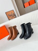 Hermes. 经典新款面料头层牛皮，内里:羊皮里。超级经典的爱马仕工字扣.穿上你就是女王.法抗拒的楦头.经典中的经典...每次一经上架立马被抢购一空.时尺码3
