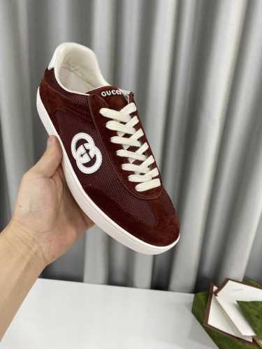 男10 Gucci新款滑板双g小白鞋 原版1：1复刻、上脚特秀气让人爱不释手、这款咱们都是按原版一比一调试、皮料内里都属定制、双g专柜一样、无差距、 鞋面原版色