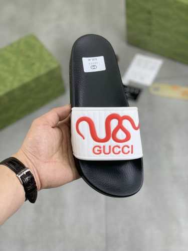 工厂价 实价 GUCCI 古奇蛇年新款休闲拖鞋，原版官网1:1、完美做工 透射出一种尊贵奢华，于古奇高端超凡工艺中升华其奢侈定义。原版古奇双G组合大底，码数：3