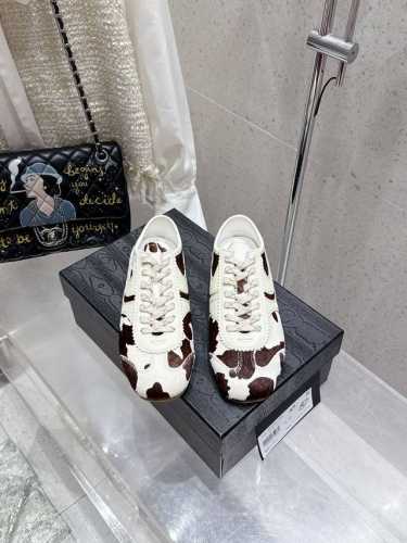 情侣款出厂 Dries Van Noten DVN 复古德训鞋Dries Van Noten 春夏系列设计师通过改造、扭曲和颠覆经典元素，打造出实用而富有设计感