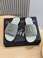 D&G 杜嘉班纳 小牛皮男士拖鞋-真皮大底作为精湛工艺和精美细节的象征，全新拖鞋点缀 DG徽标，高频工艺成就立体廓形。DG 徽标小牛皮拖鞋。进口牛皮，意大利真皮