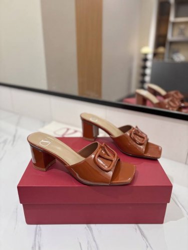 出厂价： VALENTINO华伦天奴 最火爆新品粗跟6.0V扣拖鞋最新logo饰扣 简单百搭款简直是夏天时髦巅峰原版复刻鞋面：漆皮，亚皮大底：意大利真皮大底跟高