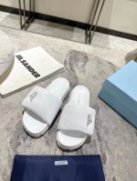 Prada 普拉达 新款面包一字拖女面皮：超软全粒面绵羊皮内里：进口羊皮里，原版1:1开发三角扣，中大底为原版暴力拆解复刻开发码数：35-39 34、40、41