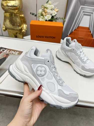 冲量价 本款run55 运动鞋融合皮革和科技面料，已加厚外底全是跑鞋灵动，为都市出行带来柔韧弹力和舒适体验，Monogram花卉点睛一侧。 官配颜色，粉色，白色