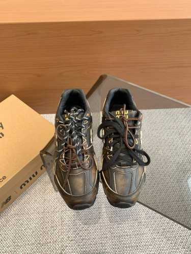 Miu Miu x New Balance 联名系列情侣运动鞋 各大品牌都热衷于跨界联名 缪缪这次联名诚意满满非常有亮点 鞋面高丝光拼接 做旧毛边设计 复古又叛