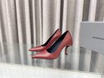 顶级版本，独家首发。Balenciaga官方全新春夏单鞋拖鞋系列： 专柜原版原版购入拆制，一听系列名称就很有“杀伤力”的感觉，有两个超级，一个是超级细长尖头；香