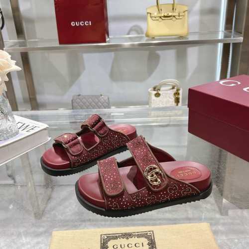9115-8 酒红G钻 35-42 这款单品出自Gucci Lido系列，设计灵感源自意大利海岸的夏日风情和海滩俱乐部。这款平底凉鞋采用魔术粘带设计，现代感十足