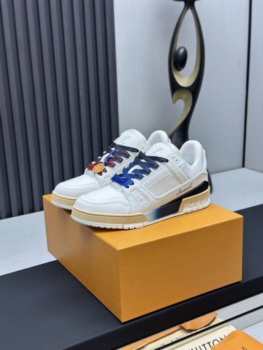 工厂直销 顶级版本 LV-路易威登-经典走秀新款空胶工艺 原版1：1开发复刻！！上脚非常舒适 奢侈用料，做工精细，中底印有欧洲制造英文字母鞋面由意大利进口小牛皮
