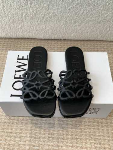 p310Loewe 罗意威 25Ss 春夏新品 拖鞋 疯狂种草简约设计感觉更干净优雅 让你念念不忘 颜色也很耐看漂亮，上脚瞬间气质十足气场，简直无敌帅气有型 鞋