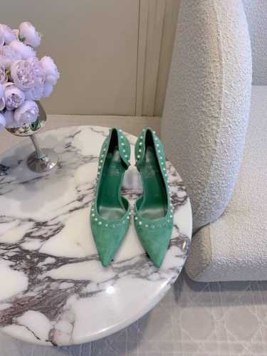 出厂价 Christian Loubouti* 经典侧空铆钉红底高跟鞋 流畅的曲线勾勒曼妙风情 尽显性感风姿 万年经典款 鞋面羊京 内里垫脚羊皮 原版进口AR1
