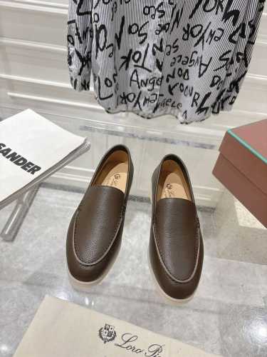 情侣款lp牛皮面系列一脚蹬 秋冬新品发售loro Piana 采用 Wish 羊皮面料制作。鞋面采用独特针织面料制作工艺，全方位一比一复原专柜工艺流程！中底部全