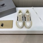 出厂价 New Balance 复古双鞋带运动鞋老爹鞋 ，火到不行，听我的 一直以来nb的热度是源源不断的 ，只要一出新款都大受欢迎 甜美风与复古风的结合又能碰