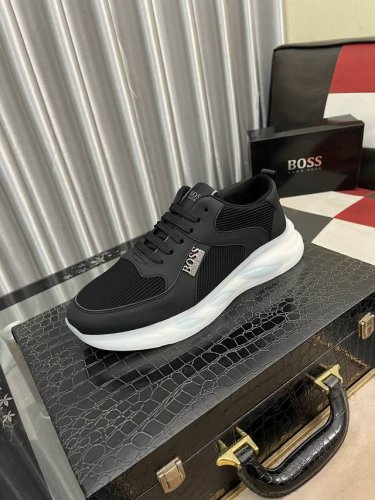 出厂价： Boos 男鞋休闲鞋原单品质鞋面采用进口小牛皮，超透气舒适内里做工精细，高端大气 有时尚典范造型 发泡透明耐磨大底，穿着舒适，值得拥有 码数：38–4