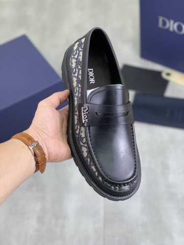 工厂价 实价 高品质 水染牛里 原单品质dior .迪奥 原单代购、高端商务皮鞋、面料：采用意大利进口开边珠牛皮料水染牛里 牛皮垫脚特供原版橡胶大底、做工精细、