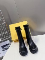 顶级版本fendi 芬迪秋冬走秀主推系列 当季新品秀款靴子 简约的设计 极具辨识度logo小细节老花点缀 高级感满满的，鞋面进口牛皮跟ff拼接 高端大气上档次且