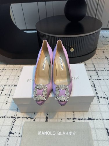 代购级别 市场唯一对版manolo Blahnik 万年不败的经典款 重金购买三个原版购入 一系列四种跟高1:1复刻定制 做到零差距。试脚 调楦 定制一年有余，