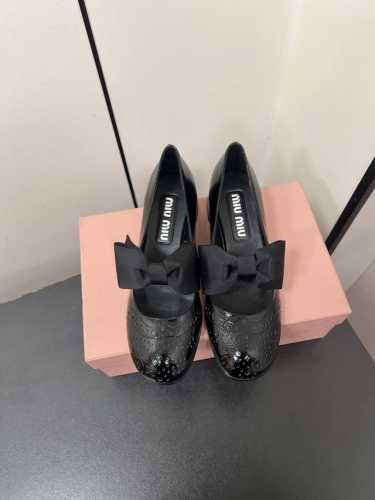 Miumiu蝴蝶结 玛丽珍时装鞋 真的好仙好美，小方头撞色设计风格，时尚简约，增高又百搭，上脚超好看，～实物真的超美！追求质感和秋夏明亮色系的组合 Look 进