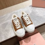 代购级 Miumiu 缪缪 2024Ss新款 羊羔毛厚底饼干鞋休闲运动鞋 Miumiu最新爆款 前卫大胆的设计，Miu Miu风格融于此款厚底帆布运动鞋的简约线