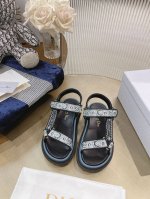 顶级版本 皮 刺绣 2024夏季爆款 超赞 Dio* R. D家 新款魔术贴凉鞋 Go原版复刻 高端定制 超耐看超百搭款 上脚非常舒适 超好穿 比香奶奶款还香