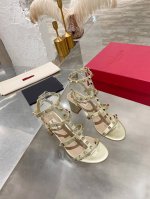 工厂价:330 valentino华伦天奴铆钉经典凉鞋 全新原版升级，脚感超级舒适， 方便穿脱 超贴心哦！ 鞋面混种羊皮 内里垫脚混种羊皮 意大利黄牛皮大底纹路