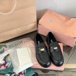 代购级 miu Miu 硬币鞋25Ss 官网最新配色缪缪春夏新款 方圆头 乐福鞋 上世纪50年代，乐福鞋搭配制服，风行美国校园。学生为抗议校内着制服的规定，便将