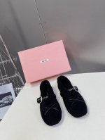 Miumiu代购级独家首发玛丽珍100%纯羊毛鞋 新季的潮流要素 与此刻挚爱的概念，多元对撞，传达现代风格~ 怎么穿都好看！时髦精最爱 上脚超级舒服 面料：进口