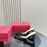 Valentin*华伦大v扣凉鞋，专柜最新系列 最高版本 V家这次出的水钻系列可以说是非常火爆了 抛弃了一贯的铆钉元素 化繁为简 更加精致耐看按正品1：1复制