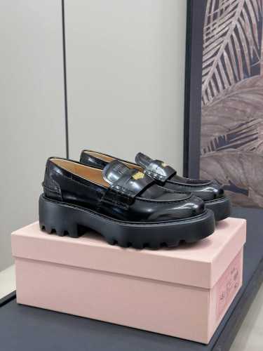 Miu Fw24 New Arrival～ Miu24秋冬厚底金币乐福鞋新品 超级轻盈的脚感，好穿到爆啊 增高效果也是极好，搭配个袜子 怎么穿都好看 鞋面开边珠