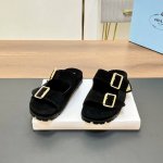 最新系列 Prada 普拉达2024春夏新款凉鞋 双排扣拖鞋 最新走秀系列 经典升级 舒适度与时髦度并存 每个颜色搭配都好看，设计搭配不同风格需求 鞋面：原版定