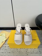 Fendi 24Ss 芬迪系列 双ff 高跟 凉鞋 采用锥形鞋头和金属踝带设计 ，鞋跟饰有金属selleria缝线及金属饰钉 互相呼应 展现出最前卫时尚舒服的设