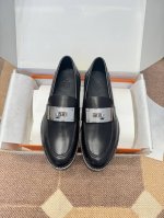 牛货610 hermes家23新款Kelly扣Hot乐福鞋 小牛皮的细腻精致配以鍍鈀超大Kelly鞋扣 主打一个极致反差，上脚呢不内敛也不夸张 吸睛平衡度刚好