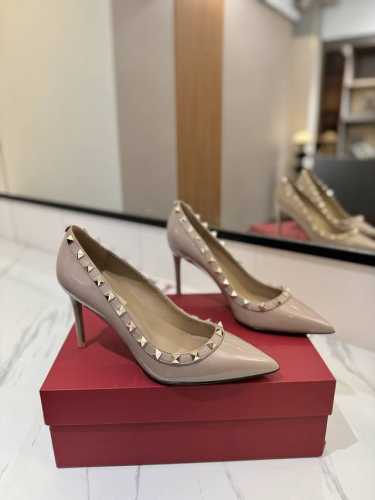 出厂价Pp： Valentino 华伦天奴铆钉 Vt经典单鞋，顶级复刻！侧身弧线完美，原版开模定制不生锈铆钉 特别有质感的五金衬托出满满的高级感，带给您正品级的