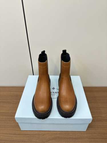 Prada 秋冬新款厚底切尔西短靴 顶级版本 24Ss Prada这款松糕厚底鞋今年非常爆，穿上增高、休闲两不失误，清爽的表现足以表达对每个细节的把控 面料：擦