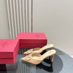 Valentin*华伦大v扣凉鞋，专柜最新系列 最高版本 V家这次出的水钻系列可以说是非常火爆了 抛弃了一贯的铆钉元素 化繁为简 更加精致耐看按正品1：1复制